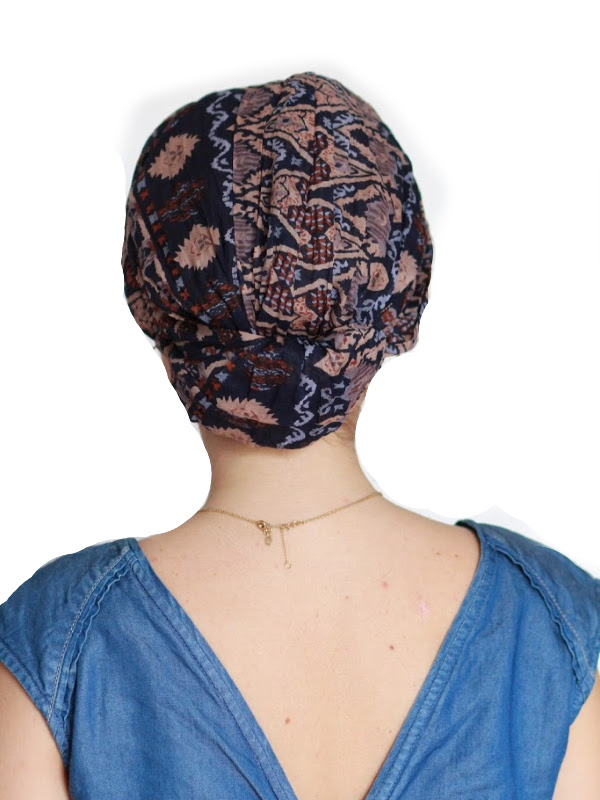 Achterkant van Top Mano Print Bruin - chemo mutsje / alopecia mutsje Achterkant van Top Mano Print Bruin - chemo mutsje / alopecia mutsje
