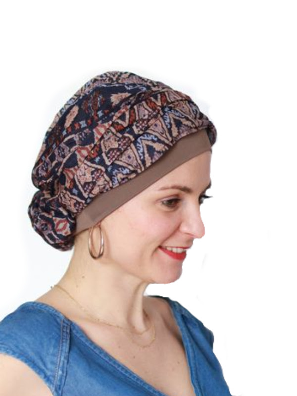 Rechterkant van Top Mano Print Bruin - chemo mutsje / alopecia mutsje Rechterkant van Top Mano Print Bruin - chemo mutsje / alopecia mutsje